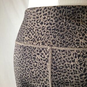 875. Sweaty Betty Black & Khaki Athletic Leggings EUC Size XL